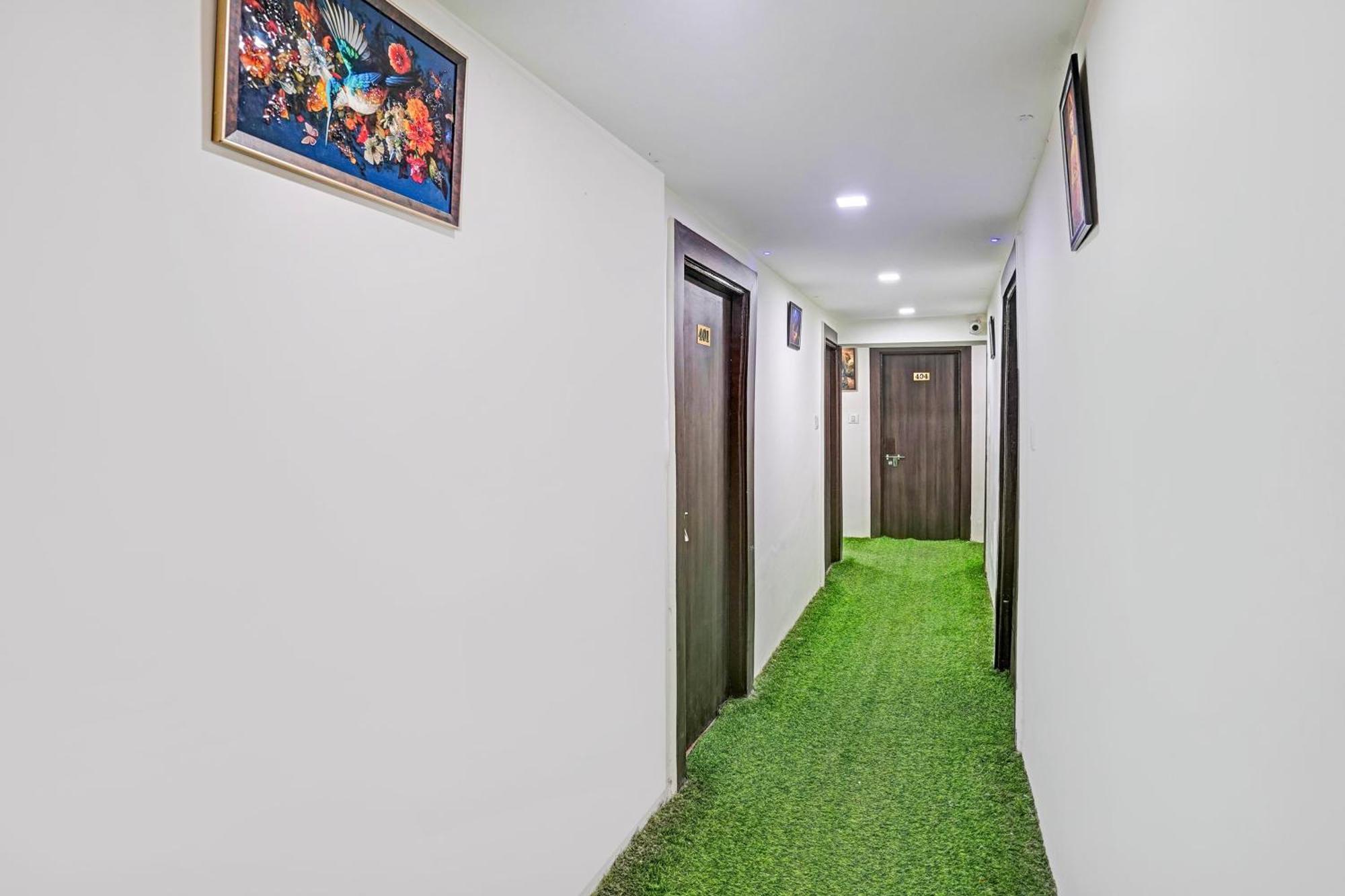 Super Hotel O Navrangpura Cg Road Formerly Hotel Yugraj 아흐메다바드 외부 사진