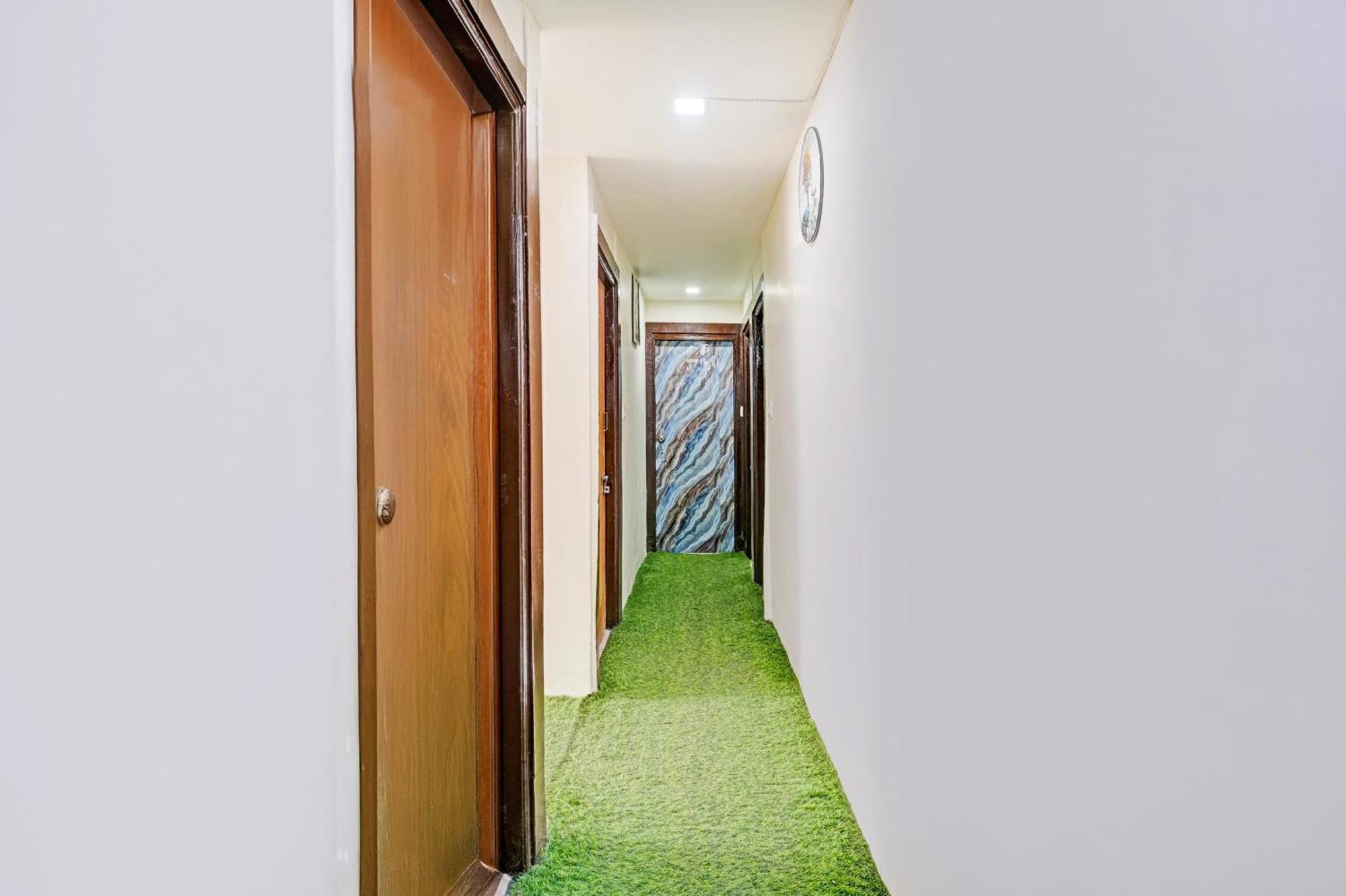 Super Hotel O Navrangpura Cg Road Formerly Hotel Yugraj 아흐메다바드 외부 사진