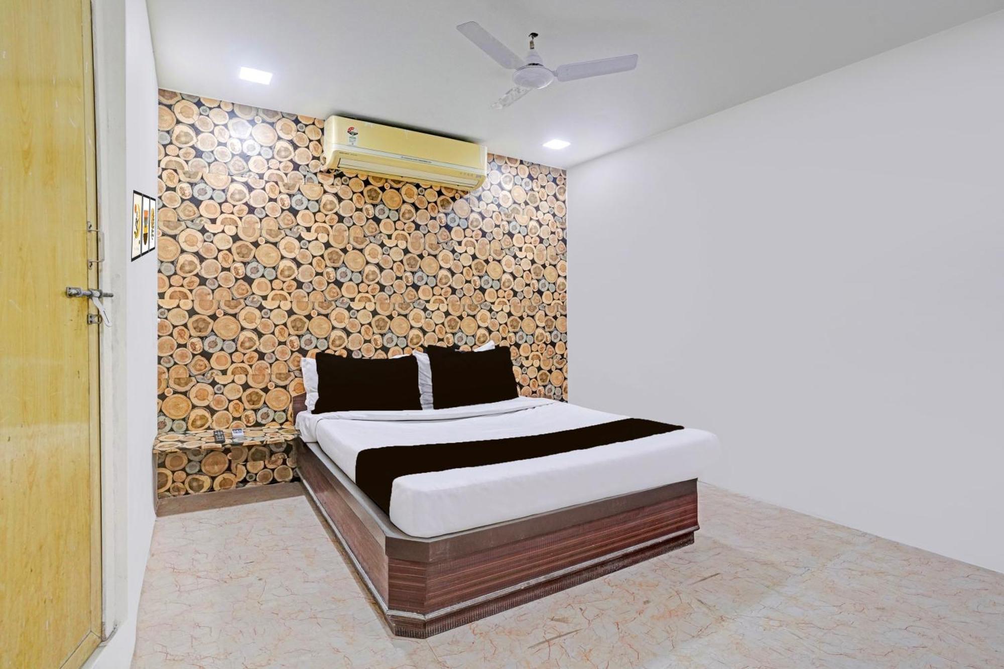 Super Hotel O Navrangpura Cg Road Formerly Hotel Yugraj 아흐메다바드 외부 사진