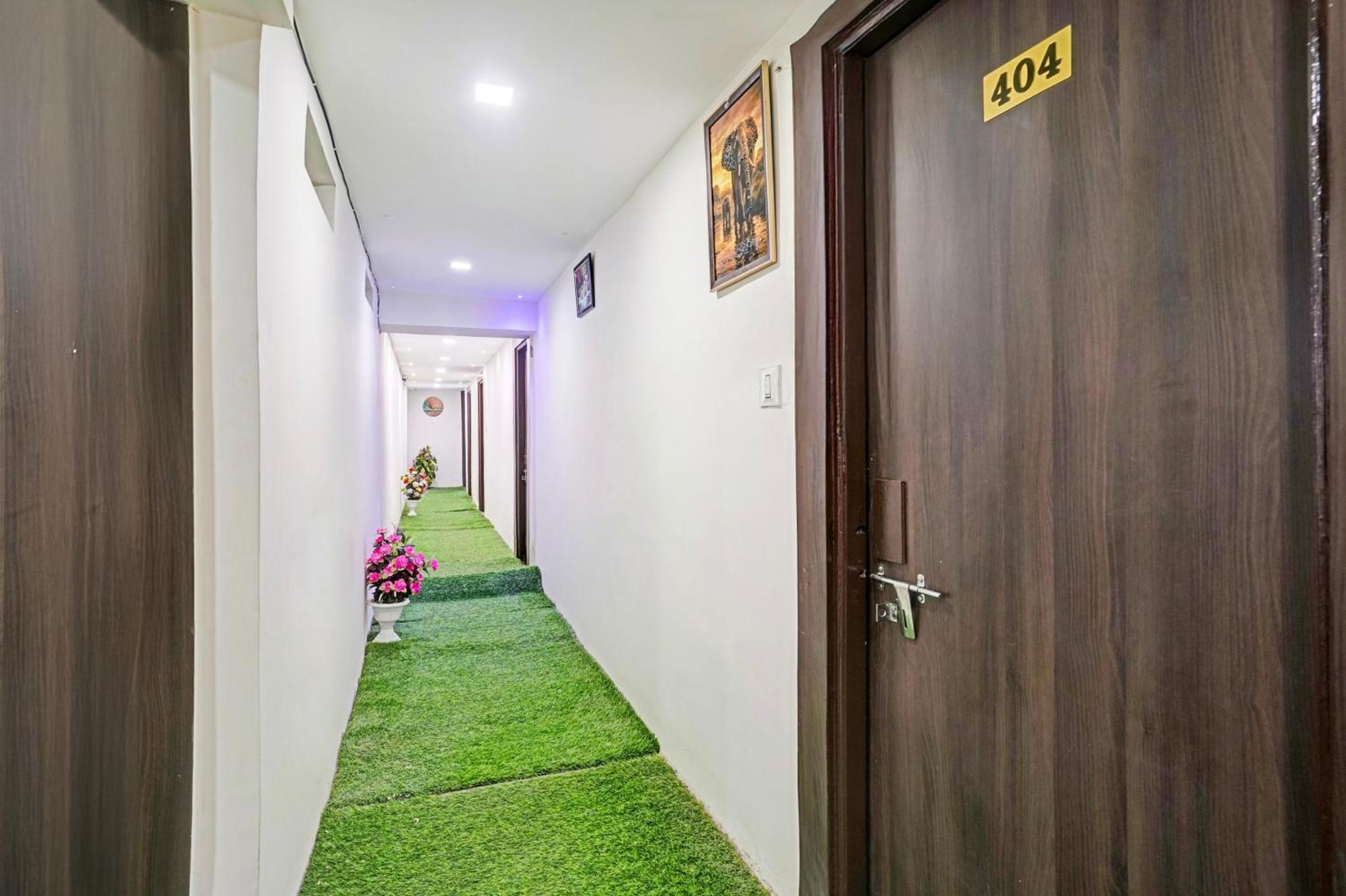 Super Hotel O Navrangpura Cg Road Formerly Hotel Yugraj 아흐메다바드 외부 사진