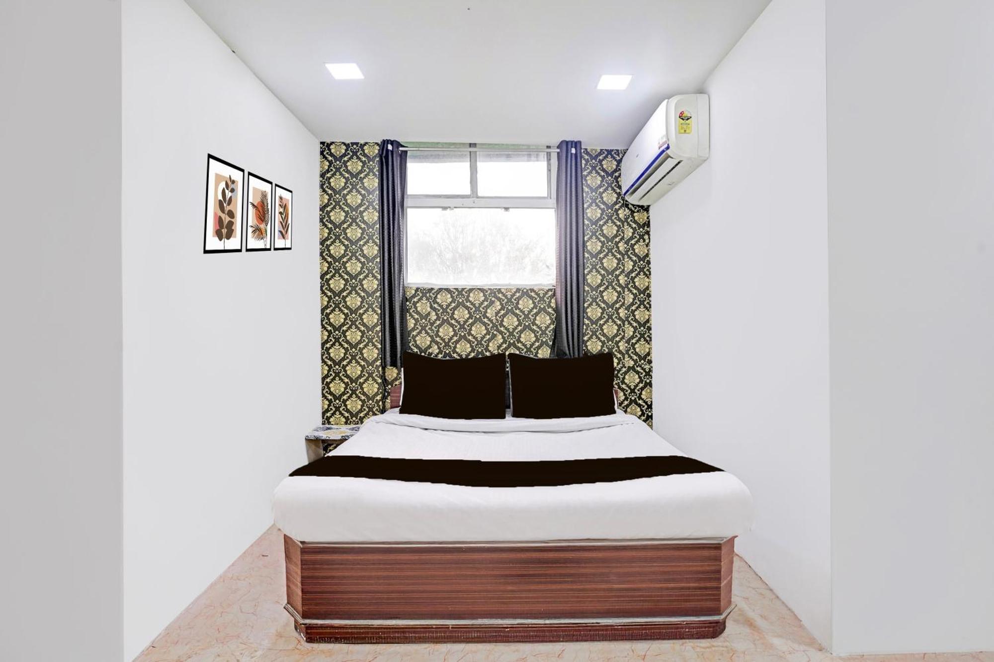Super Hotel O Navrangpura Cg Road Formerly Hotel Yugraj 아흐메다바드 외부 사진
