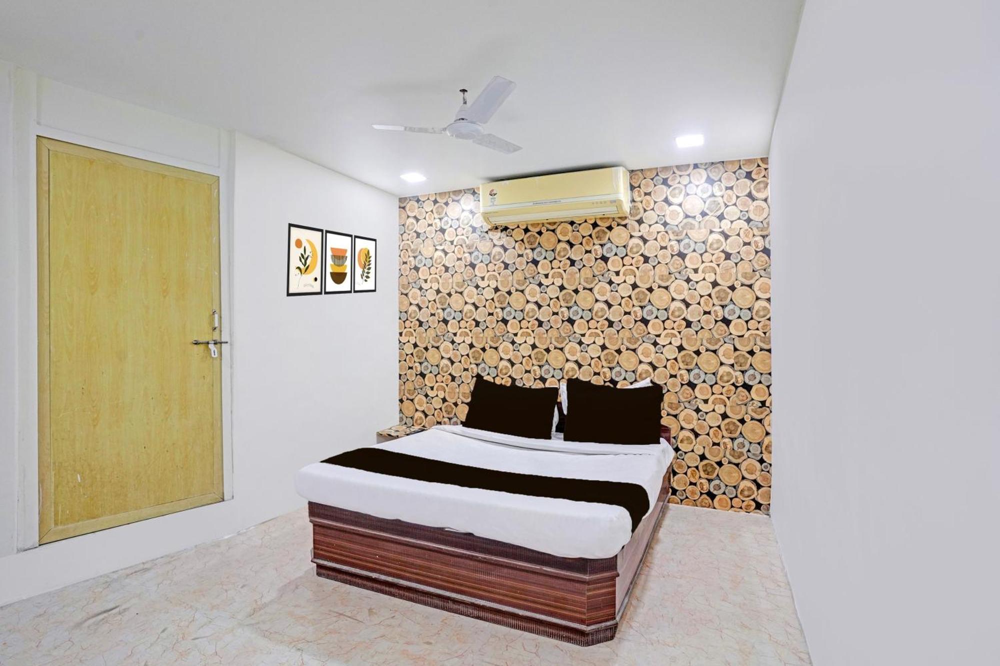 Super Hotel O Navrangpura Cg Road Formerly Hotel Yugraj 아흐메다바드 외부 사진