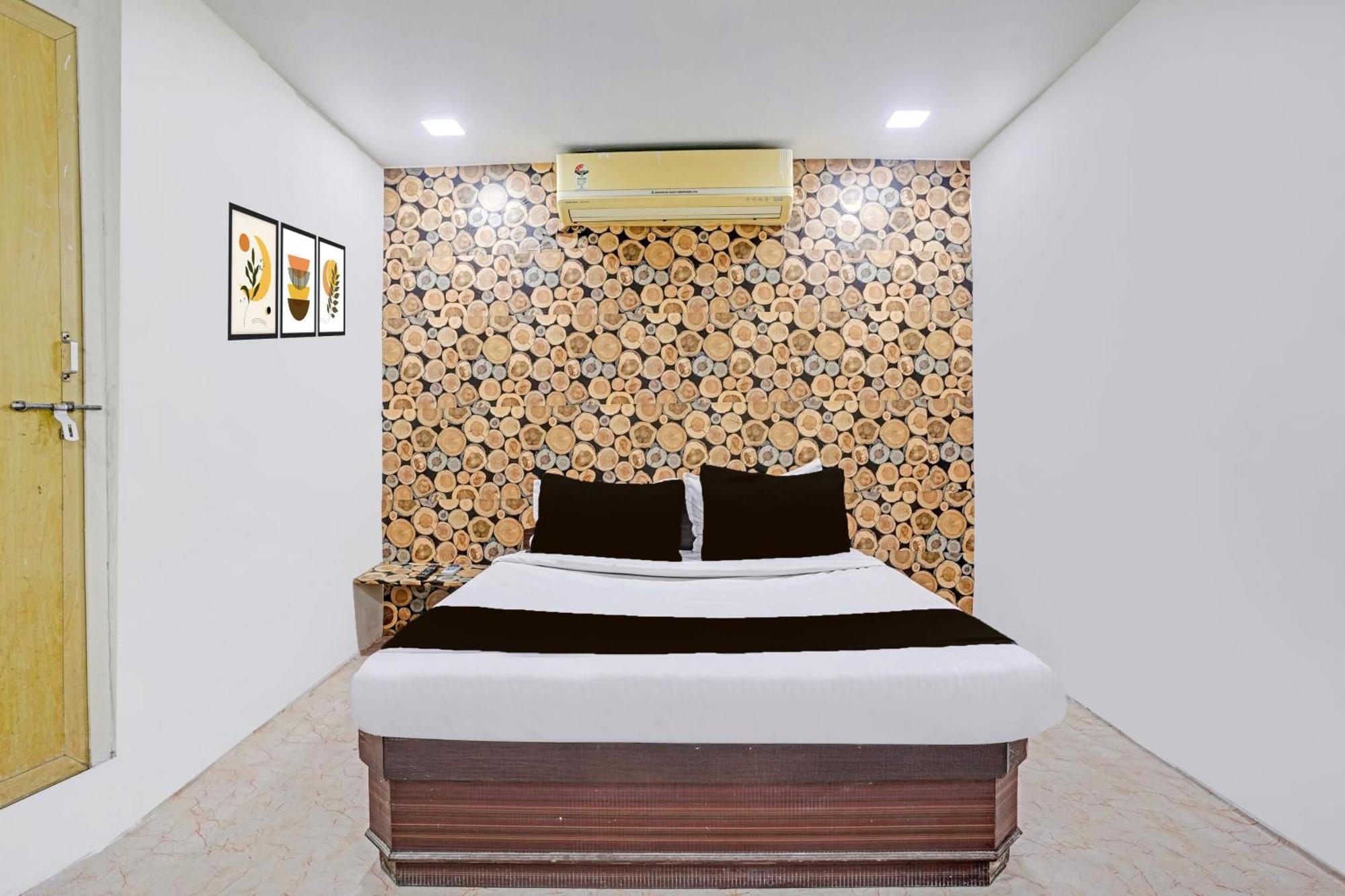 Super Hotel O Navrangpura Cg Road Formerly Hotel Yugraj 아흐메다바드 외부 사진